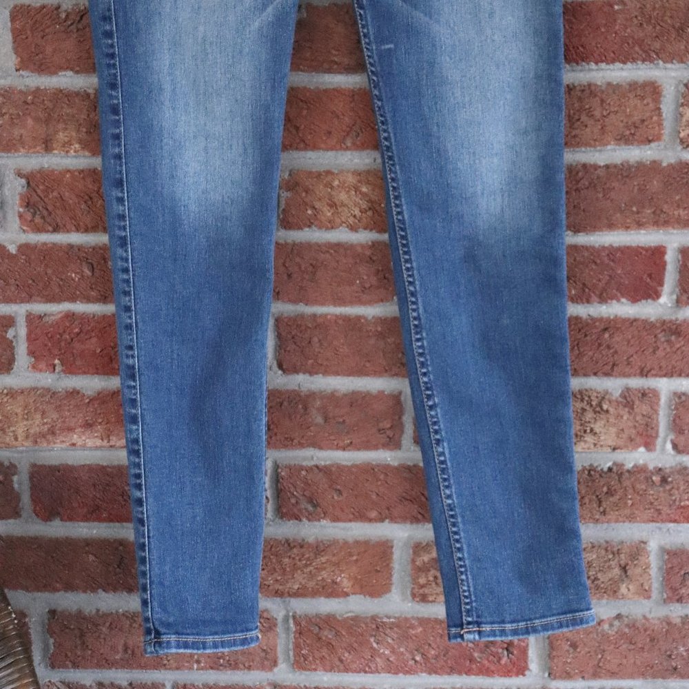 Hollister Women's Skinny Jeans in Medium Blue Denim - Picture 12 of 15